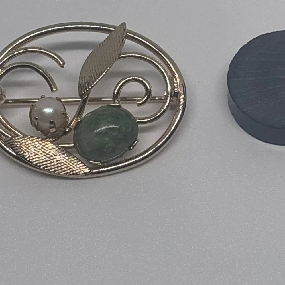 Vintage Sarah Coventry Brooch Gold Tone Leaf Faux Pearl Green Stone